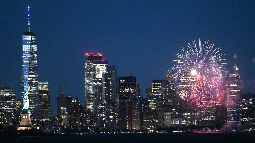 Imagen de los fuegos artificiales en Nueva York para celebrar el fin de las restricciones sanitarias