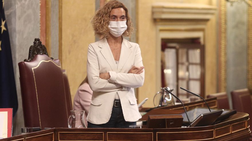 La presidenta del Congreso de los Diputados, Meritxell Batet, se pone en pie en el Congreso