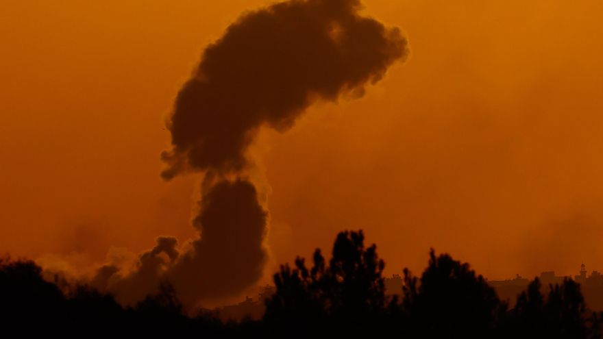 Nubes de humo cubren el norte de la Franja de Gaza por culpa de un ataque aéreo israelí este lunes. Las Fuerzas de Defensa de Israel atacaron más de 600 objetivos mientras "continuaban expandiendo las operaciones terrestres". Más de 7600 palestinos y 1300 israelís han muerto desde el ataque de Hamás el pasado 7 de octubre. EFE/ Hannibal Hanschke