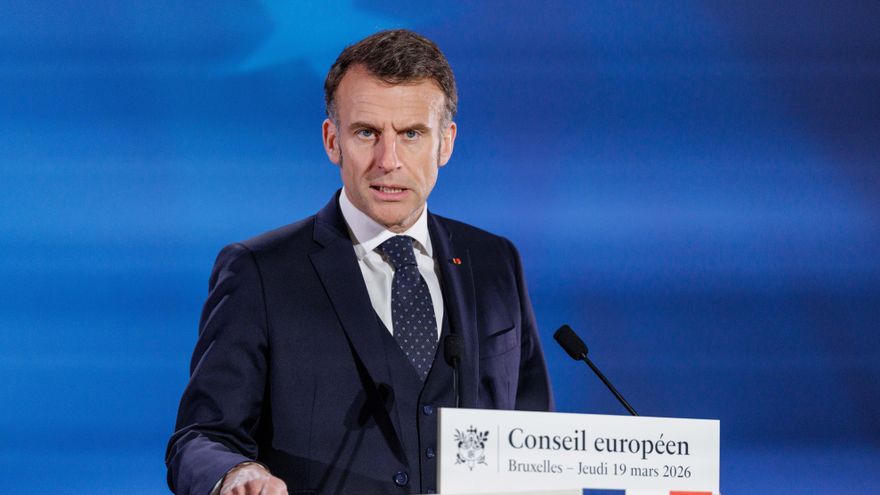 El presidente francés, Emmanuel Macron, habla con los medios de comunicación durante una rueda de prensa que pone fin a una reunión formal de los miembros del Consejo Europeo en Bruselas, Bélgica, el 19 de marzo de 2026. EFE/EPA/Olivier Matthys