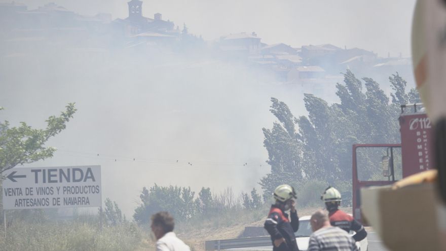 Bomberos en las inmediaciones de una bodega que el fuego ha alcanzado en la comarca de Tafalla.