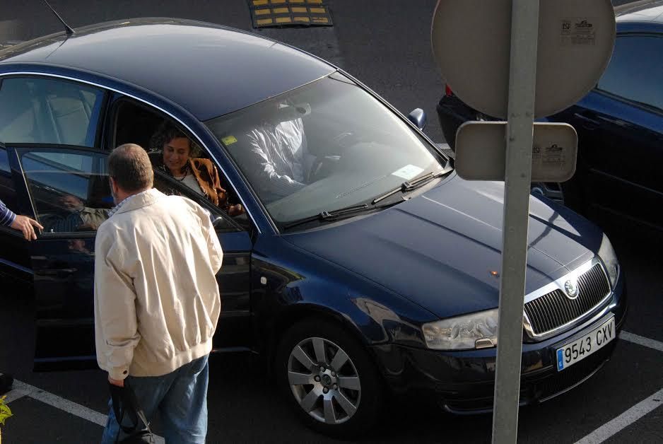 Fernando Bañolas, Mari Mar Julios y Juan Francisco Padrón suben al coche ofical del Ayuntamiento de La Laguna en el aparcamiento del aeropuerto