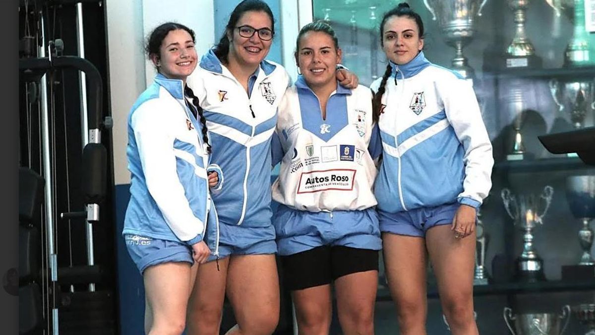 Las hermanas Ramírez con la joven promesa, Lorena Mateo.