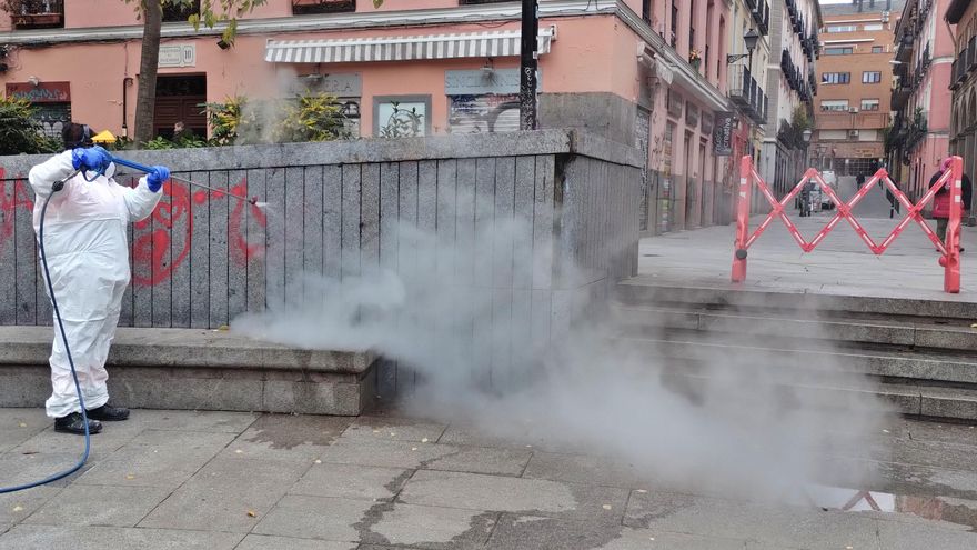 Un cambio en la forma de limpiar grafitis reduce las pintadas en Madrid: "Cada vez son menos frecuentes y más pequeñas"