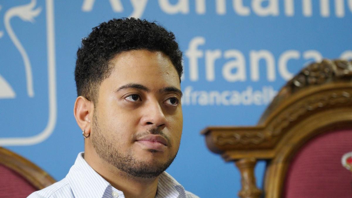 El dimisionario alcalde de Villafranca del Bierzo Anderson Batista, en la presentación de unas unidades didácticas sobre el gallego.