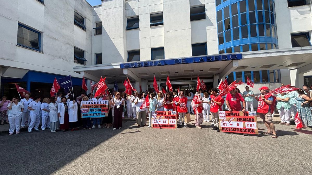 Más de cien personas se movilizan en el Hospital de Laredo por la reclasificación del personal técnico sanitario