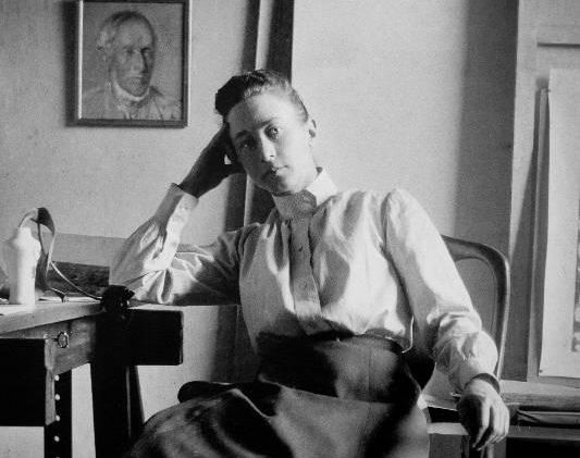 Retrato de la artista sueca Hilma af Klint, pionera del arte abstracto, en su estudio