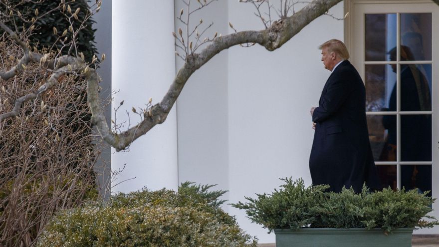Fotografía tomada el pasado 28 de febrero en la que se registró al presidente de Estados Unidos, Donald J. Trump, a su salida de la Casa Blanca, en Washington DC (EE.UU.). EFE/Shawn Thew/Archivo