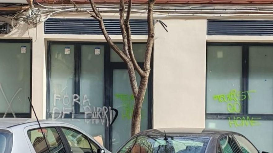 Tensión por los apartamentos turísticos en València: los vecinos protestan por su proliferación en bajos y los empresarios denuncian vandalismo