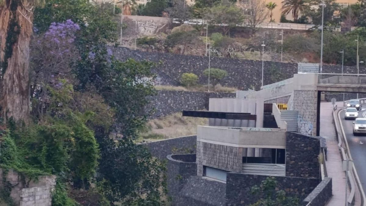 Vecinos de Santa Cruz de Tenerife piden a Clavijo que evite el plan del Ayuntamiento para un edificio situado en el barranco de Santos