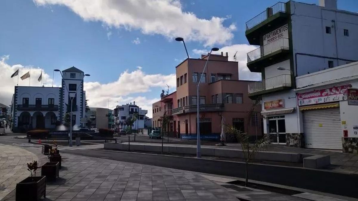 Imagen  de archivo del centro urbano de Tazacorte; a la izquierda, el Ayuntamiento.