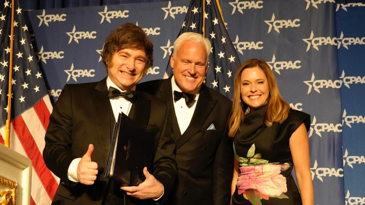 Javier Milei desplegó su histrionismo se fotografió con todos en la CPAC 2025.