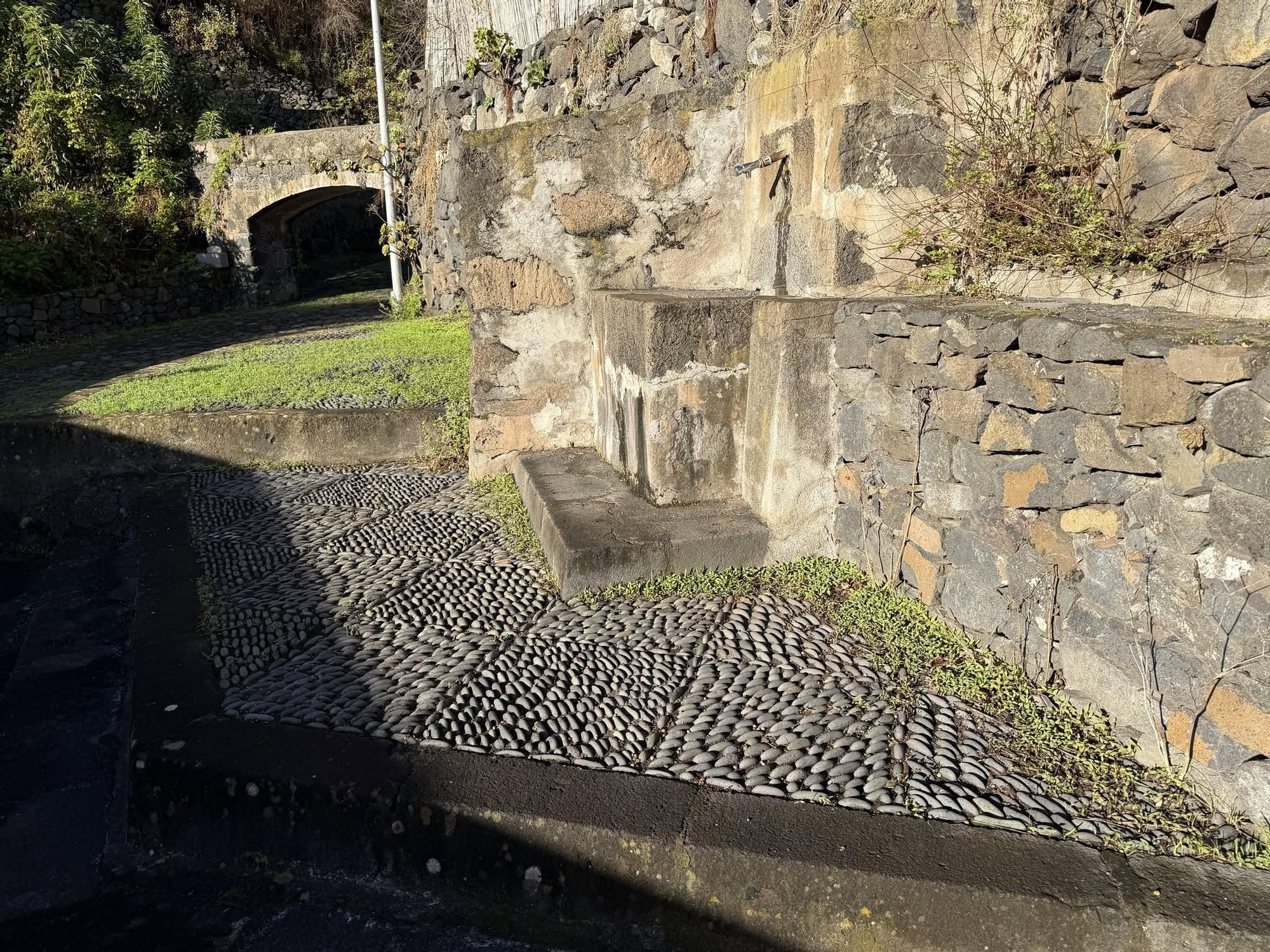 A los pies del molino de agua hay chorro de agua, perfectamente conservado y restaurado, situado en el arranque del camino real que sube a Velhoco atravesando la confluencia de los barrancos del Río y Quintero.