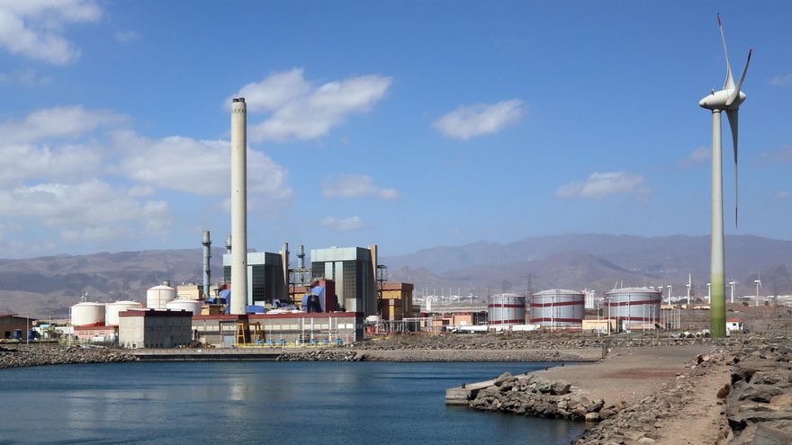Una central térmica en el Barranco de Tirajana y un aerogenerador al norte de Castillo del Romeral, cerca del cofradía