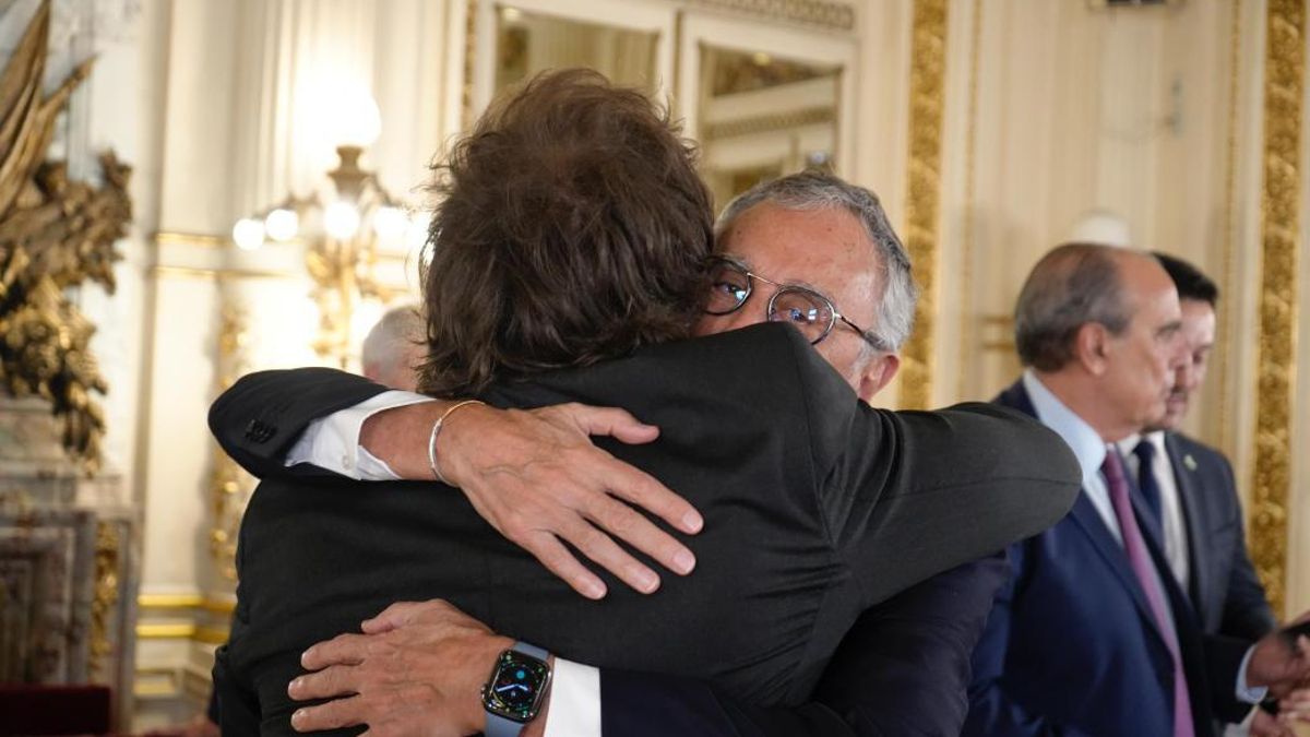 Javier Milei y Mario Lugones, fundidos en un abrazo.