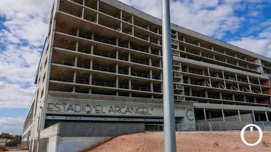 Bellido confirma que en 2025 se acometerá el cerramiento del fondo sur y preferencia de El Arcángel
