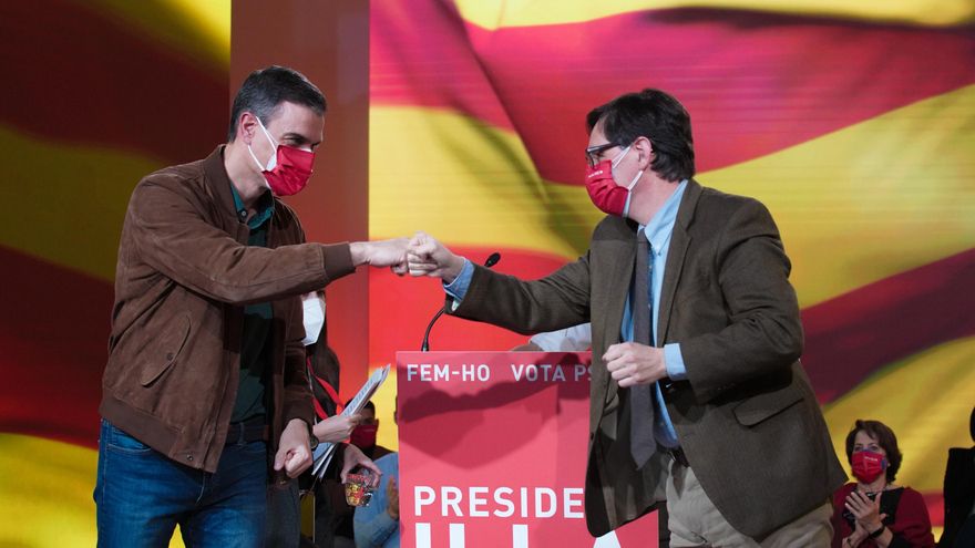 El presidente del Gobierno, Pedro Sánchez, y el candidato socialista a las elecciones catalanas, Salvador Illa, en el cierre de campaña para los comicios del 14 de febrero de 2021.