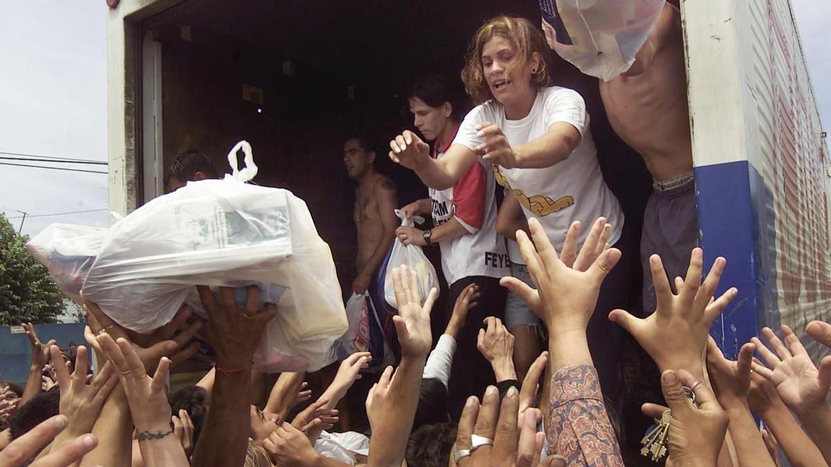 Reparto de comida en un supermercado Coto de Ciudadela para evitar los saqueos en diciembre de 2001.