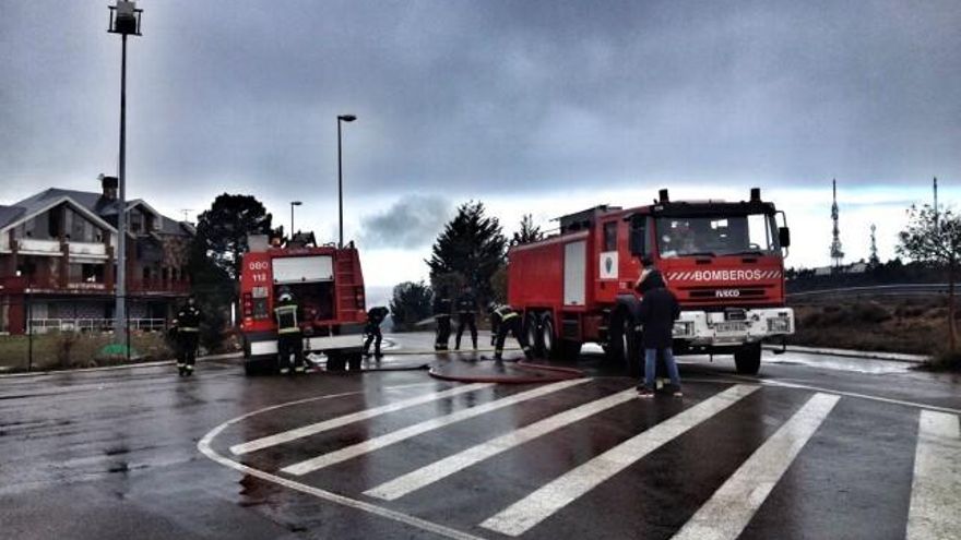 Dos dotaciones de Bomberos de León esta mañana en la zona del incendio por escape de gas.
