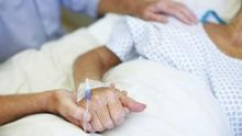 Los médicos están preparados parar curar, pero no para los cuidados paliativos. Foto: Efe