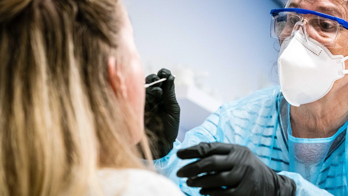 Una mujer se somete a un test rápido de coronavirus en Paises Bajos. EFE/EPA/ROB ENGELAAR