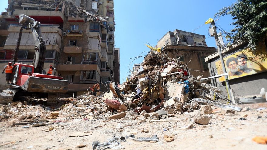 Una excavadora retira los escombros de un edificio parcialmente dañado que fue objetivo de un ataque israelí en el barrio de Haret Hreik, un suburbio del sur de Beirut, Líbano, el 7 de mayo de 2026. Israel bombardeó los suburbios de Beirut por primera vez desde el alto el fuego del 17 de abril de 2026. (Líbano) EFE/EPA/STRINGER