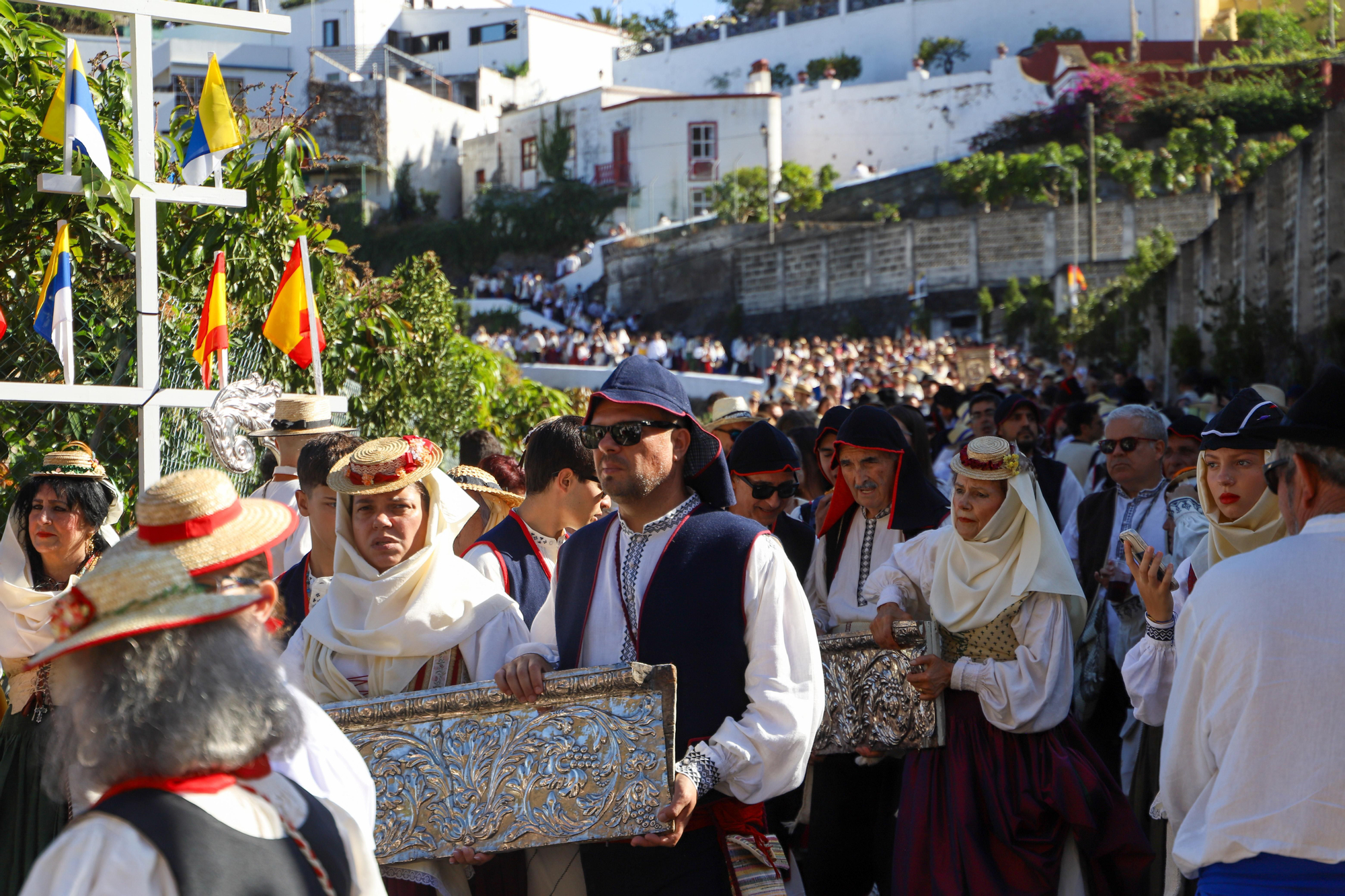 Bajada de las piezas del trono de la Virgen de las Nieves. LUIS G.MORERA/EFE