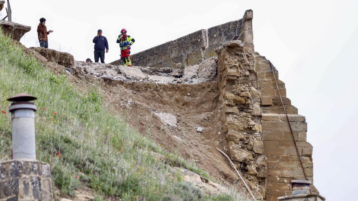 Una parte de la muralla que rodea al castillo del municipio riojano de San Vicente de la Sonsierra, situada en una plaza frente a la puerta de la iglesia de Santa María la Mayor, se ha derrumbado este jueves, al parecer, por las abundantes lluvias caídas en los últimos días, sin que haya causado daños personales. EFE/ Raquel Manzanares