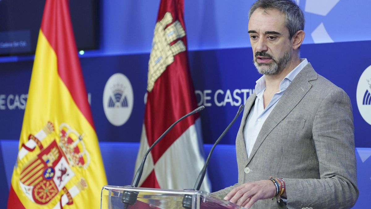 El portavoz de Vox en las Cortes de Castilla y León, David Hierro, desgrana en una rueda de prensa las acciones judiciales tomadas por su formación con relación a la gestión de la Junta de los incendios forestales que afectan a la Comunidad, este martes, en Valladolid.