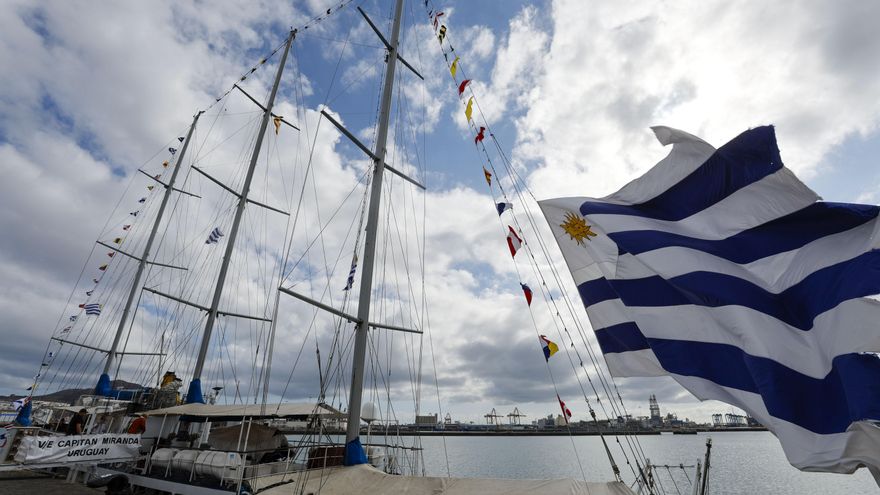 El velero escuela Capitán Miranda del Uruguay llega a la isla española de Gran Canaria
