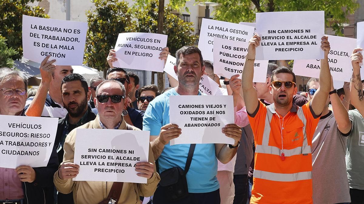 Protesta de trabajadores de Sadeco en la puerta del Ayuntamiento