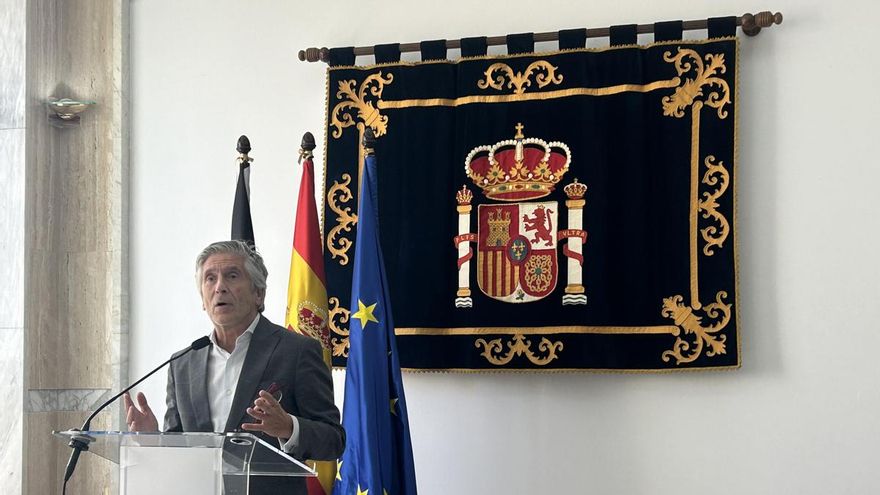 El ministro del Interior, Fernando Grande-Marlaska, atiende a los medios tras su visita a varias instalaciones habilitadas para alojar a migrantes, en la Delegación del Gobierno de Ceuta, a 21 de septiembre de 2026, en Ceuta (España).