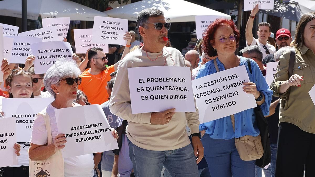Protesta de trabajadores de Sadeco en la puerta del Ayuntamiento