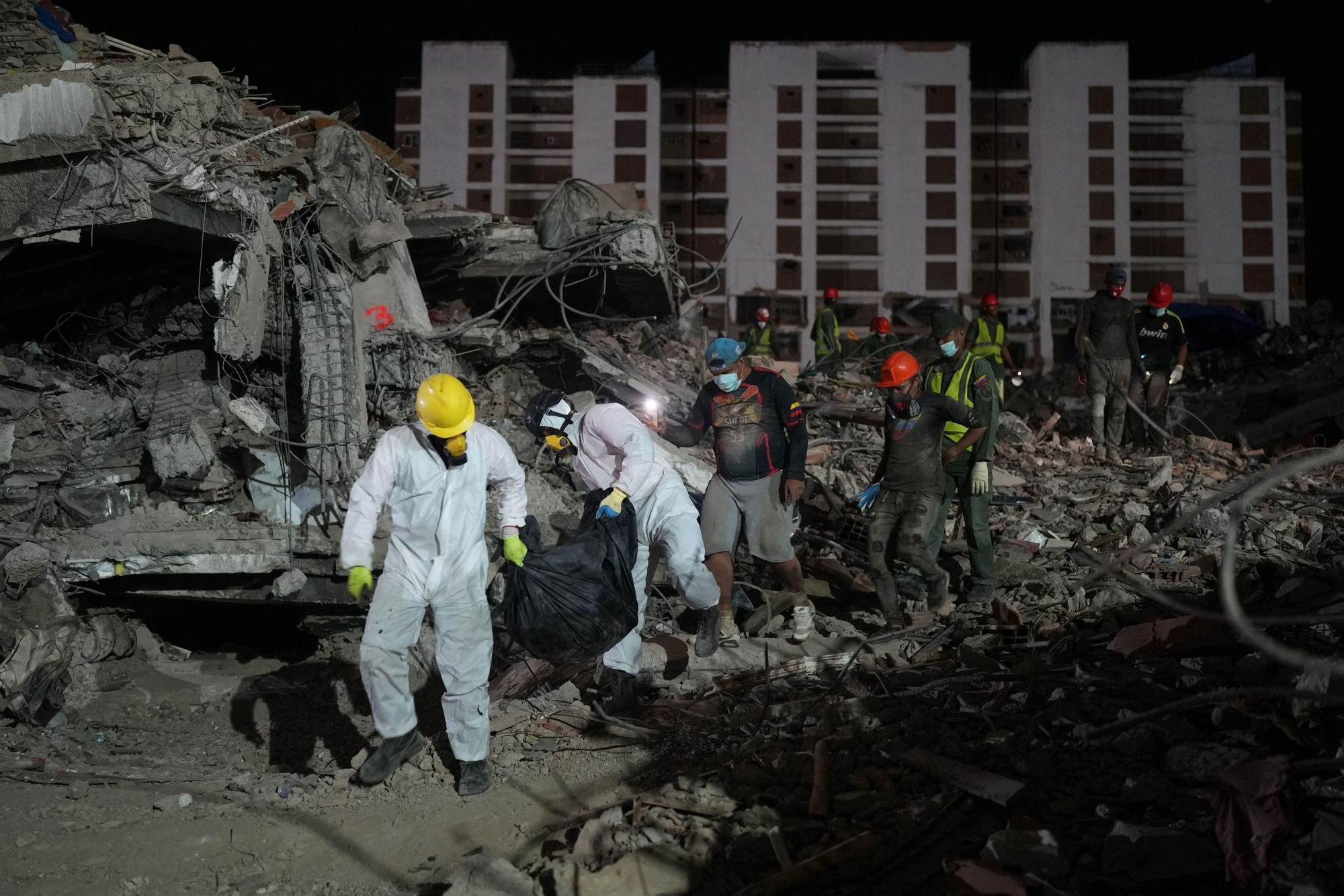Rescatistas trasladan un cuerpo rescatado de un edificio que se derrumbó a causa de los terremotos en La Guaira, Venezuela, el jueves 30 de julio de 2026. Foto: AP/Ariana Cubillos