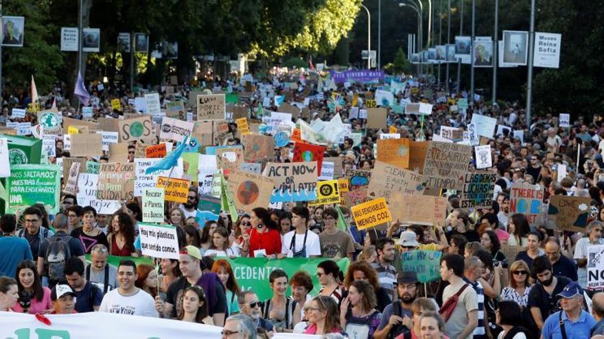 Miles de jóvenes exigen en las calles de Madrid acción ante crisis climática