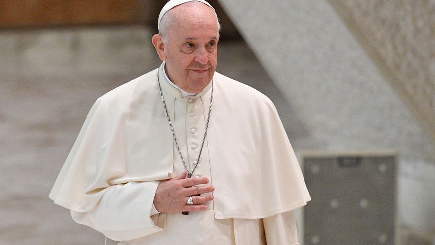 Ante movimientos populares, el Papa pidió salario básico universal y reducción de jornada laboral