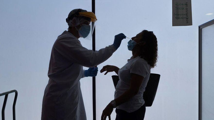 Canarias encadena tres días consecutivos con descensos en los casos activos de coronavirus