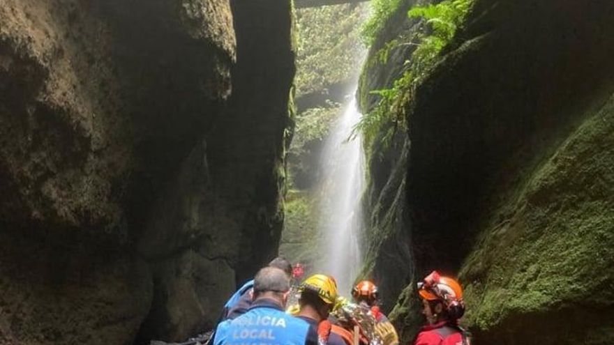 Un momento del traslado por la Cascada de Los Tilos. BOMBEROS LA PALMA