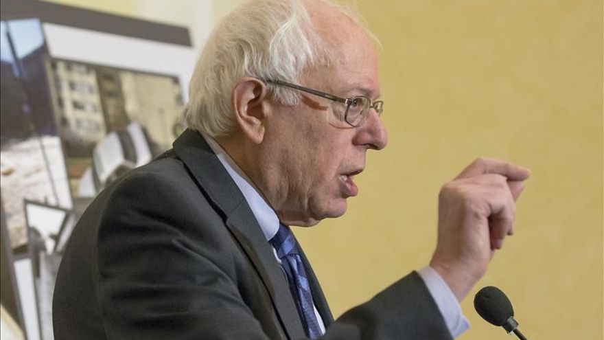 Sanders defiende una vía a la ciudadanía "alcanzable" para los indocumentados pobres
