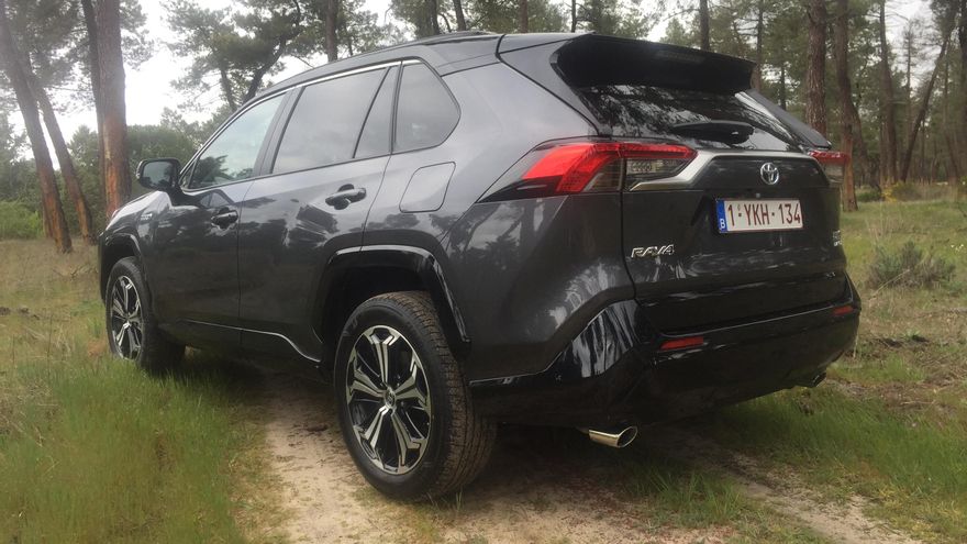 Con una potencia de 306 CV, el Toyota RAV4 Plug-in acelera de 0 a 100 km/h en solo 6 segundos.