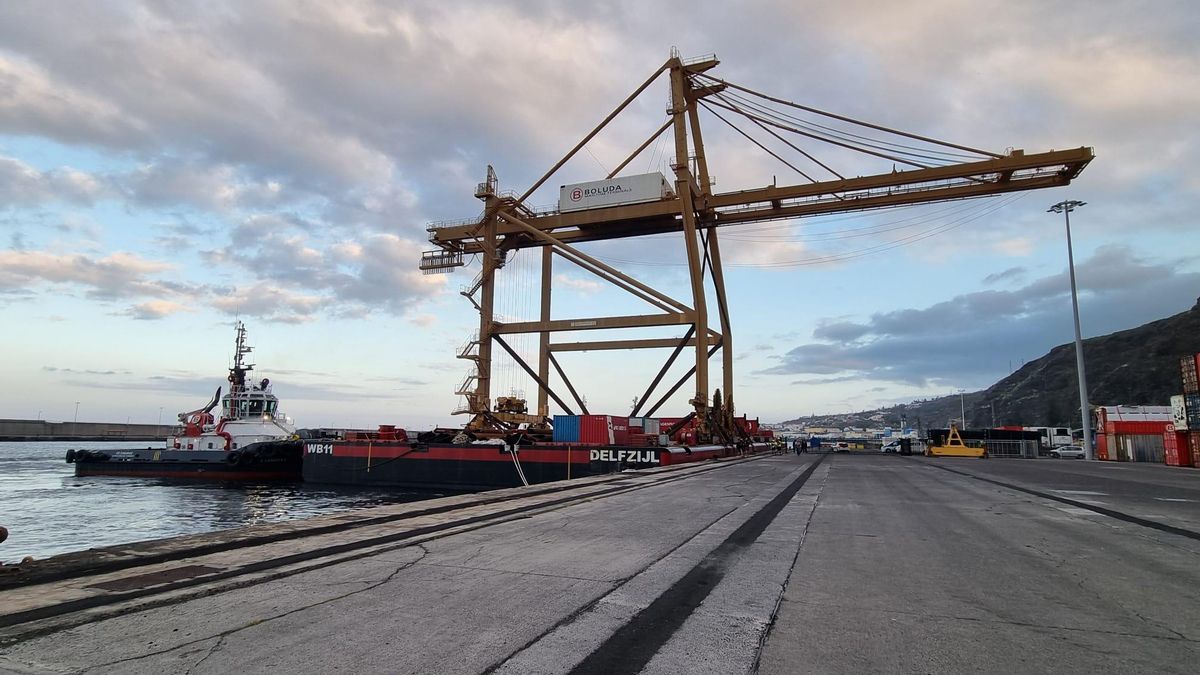 Este martes han comenzado las maniobras para la instalación de una nueva grúa en el Muelle de Contenedores o Polivalente del Puerto de Santa Cruz de La Palma.