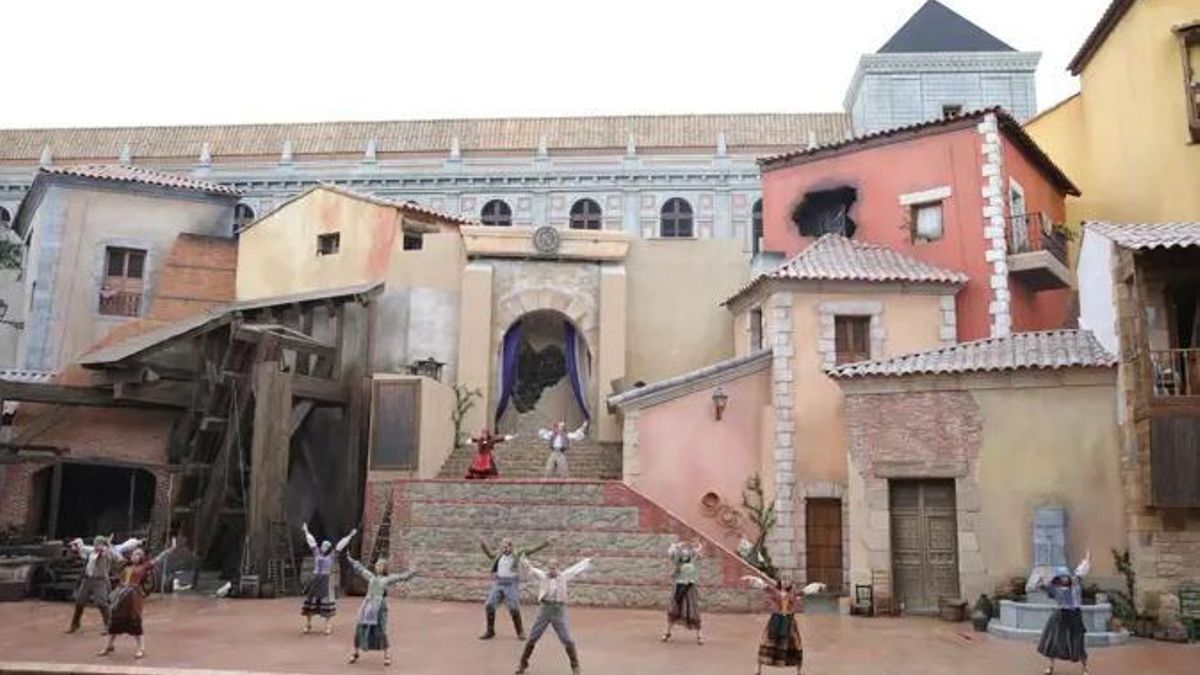 V španskem parku Puy du Fou Toledo se je prevrnil avto z rekviziti, pet igralcev poškodovanih