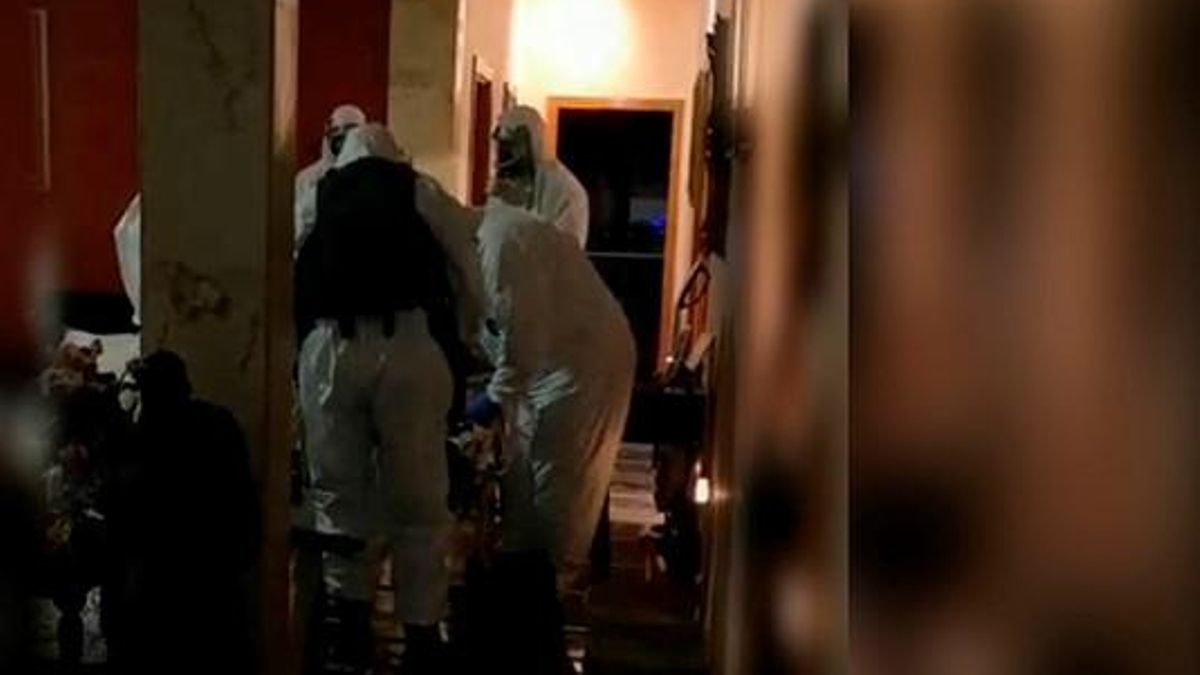 Agentes de la Guardia Civil trasladan a la anciana con síntomas de COVID-19