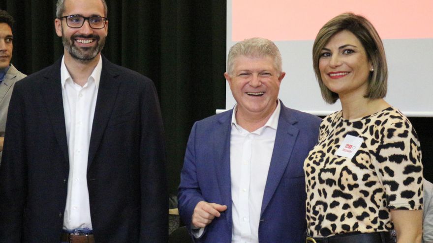 Francisco Lucas e Inma Sánchez, cabezas de lista al Congreso y al Senado para las elecciones generales, junto con Pepe Vélez, en el centro de la imagen