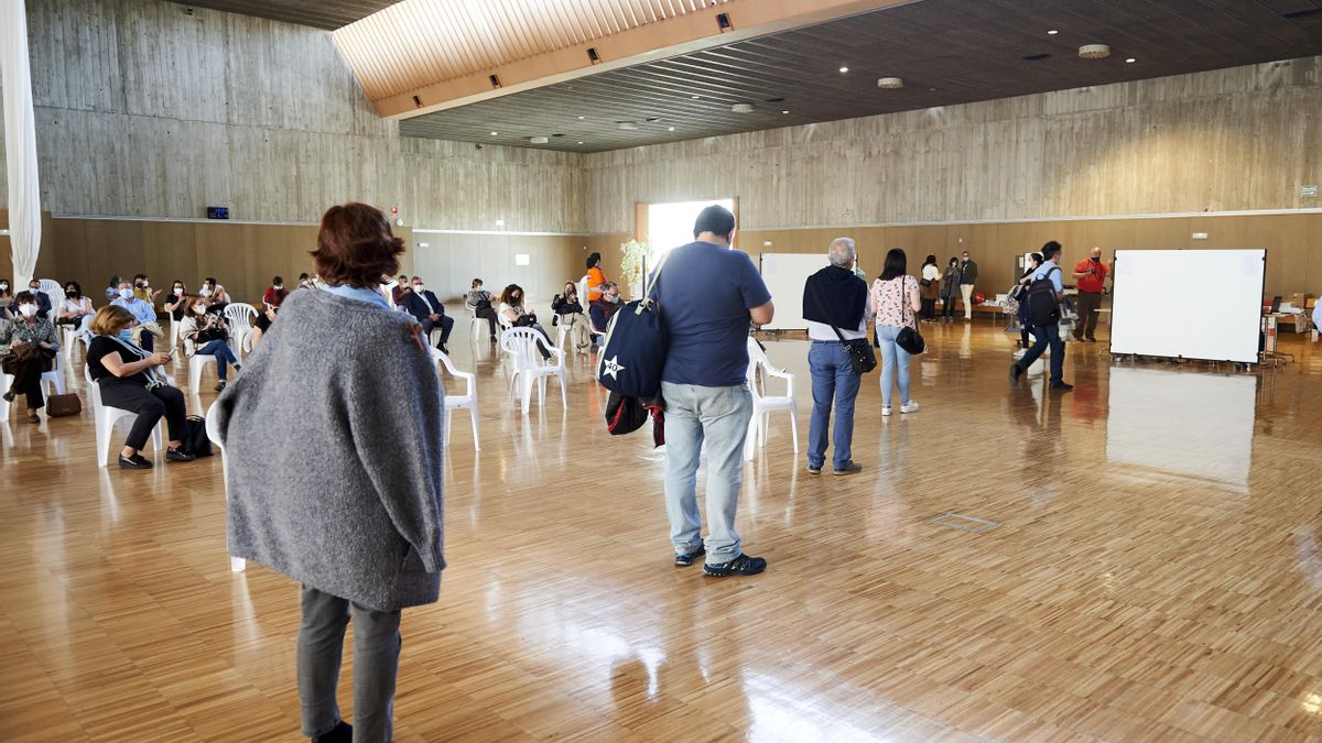 Archivo - Varias personas acuden a un dispositivo de vacunación masiva frente al Covid-19