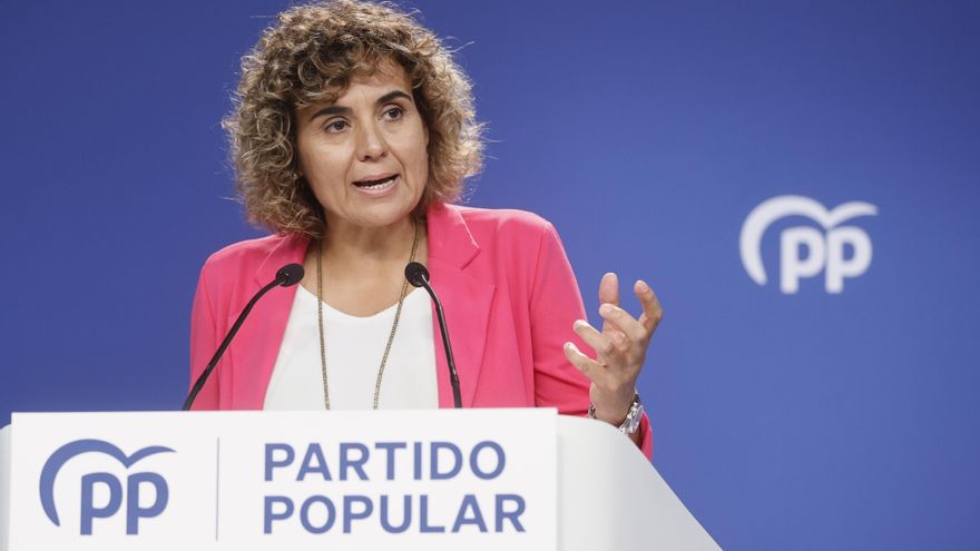 El líder del PP europeo aúpa a Dolors Montserrat a la secretaría general