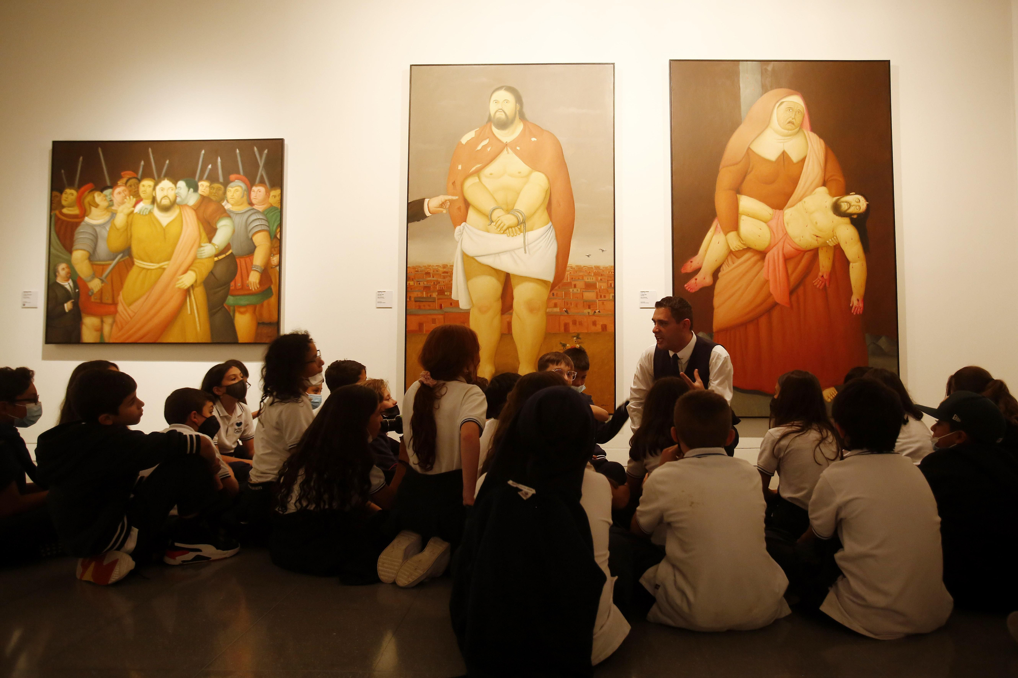 Un grupo de niños observa algunas de las obras del artista colombiano Fernando Botero durante un acto conmemorativo por la celebración de sus 90 años en el Museo de Antioquia en Medellín (Colombia)