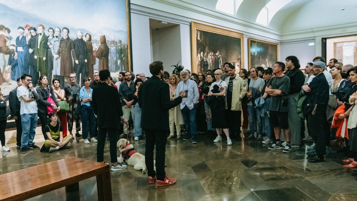 Sofía Dias y Vítor Roriz en la pieza de Tiago Rodrigues junto al perro Goya