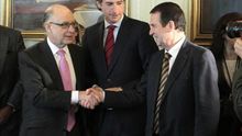 El ministro de Hacienda con el presidente y el vicepresidente de la FEMP