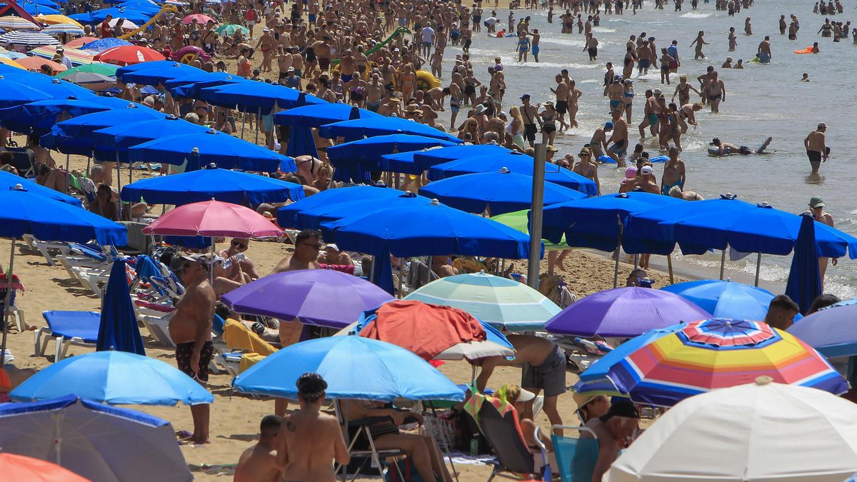 Alicante depende cada vez más del turismo extranjero y muestra un modelo económico débil